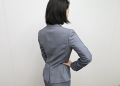 女性スタッフバックスタイル