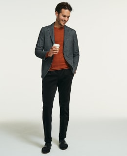 オレンジ色がコーディネートを格上げするクルーネックニット