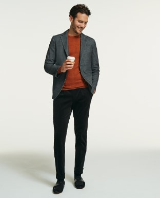 オレンジ色がコーディネートを格上げするクルーネックニット