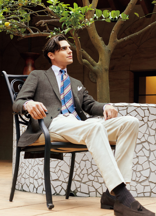 ブラウンジャケットも若々しく装える04