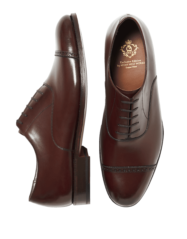 「パンチドキャップトゥ」のプラウンカラーは、ダークネイビーやチャコールグレースーツに合わせれば、足元から若々しく華やかな