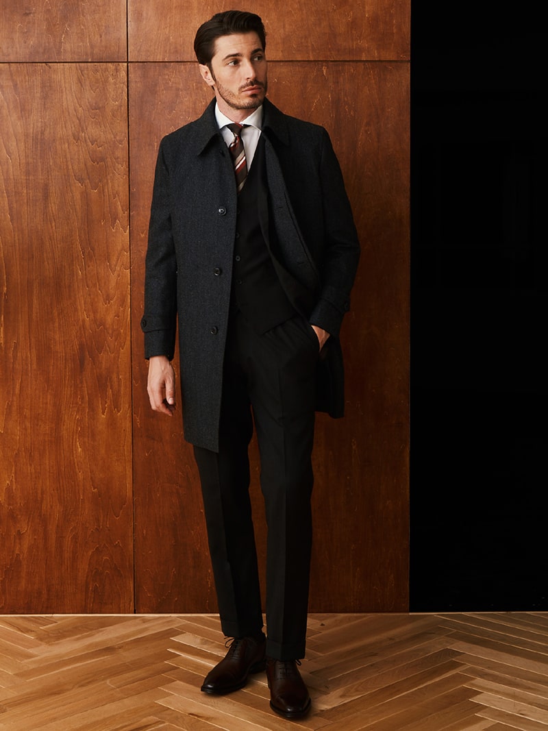 冬の主役ともいえるコート。チェスターコートからステンカラーコートなどクラシックに装う王道から、ビジネスウェアの多様化に対応する機能性を取り入れたものまで。ビジネススタイルにおけるコートの選択肢は広がっています。そんな役どころにふさわしい旬の時代性を備えながら、長く愛用できる安心感を併せ持った新作コートが、この冬のオンリーには揃っています。