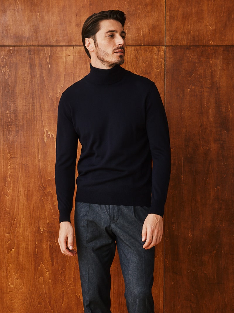 ドレスコードの変化により、ビジネスにおける活用度が高まったニット類。イタリアの著名ファクトリーで生産したオンリーのオリジナルニットは、滑らかで艶のあるピュアヴァージンウール製。すっきりしたシルエットでジャケットを羽織ってももたつかず、コスパも抜群です。上品なハイゲージのタートル、モック、クルー、カジュアル感のあるミドルゲージのタートルをご用意。