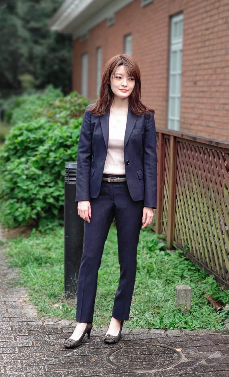 グレイッシュなブルー生地がトレンド感を演出