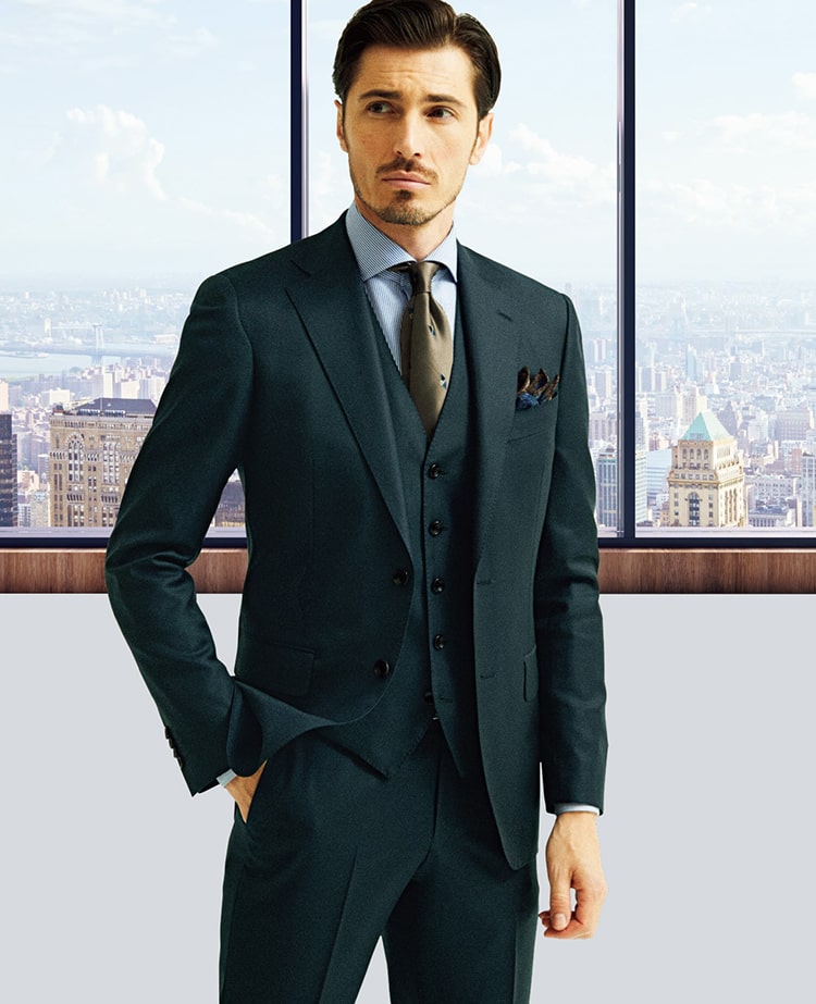 窮屈なイメージのあるスリーピーススーツも、ナチュラルストレッチの効いたカノニコ社のウール生地「スーパーソニック」なら快適な着心地です。撥水性やシワにも強く、出張にも最適。また凛々しい濃紺のモンテカルロモデルゆえ、パーティなどのフォーマルシーンでも活躍してくれるはずです。