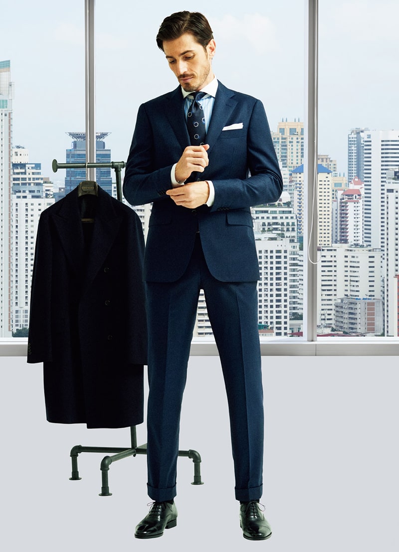 上質なオーストラリア産ウールのなかでもとくに繊維の細いSUPER150’sウールを用い、強く撚ることで軽くしなやかに仕上げたロロ・ピアーナ社の生地「AUSTRALIS」使用。カシミヤ100%ウールのコートと合わせれば、よりエグゼクティブな風格が漂う一着です。