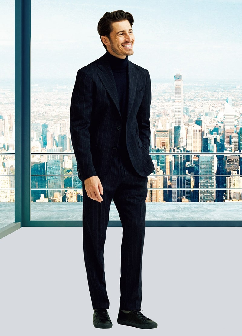 ドレスコードの変化により、ニットなどを合わせやすいセットアップはいまやビジネスの必須ワードローブ。パンツのウエストにドローコードを採用した新作は、ストレッチ機能を備えたレダ社の「フレクソ」採用で着心地も快適です。レーヨン混紡ゆえドレープ感もあり、スポーティになりすぎません。