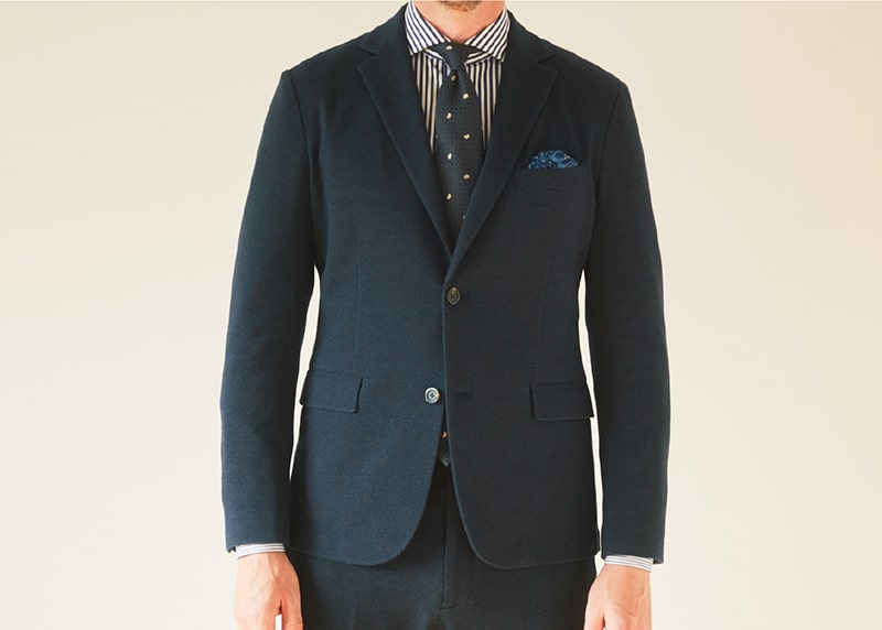 ジャージー用に開発した2つボタンのジャケットは、芯地や肩パッドを省いたアンコン仕様。伸縮性抜群なコットンベースのジャージー素材と相まって、動きやすく軽快なストレスフリーの着心地です。またオンリーならではの高い仕立て技術できちんと見え、タイドアップも凛々しくきまりますが、メランジ調の豊かな素材感で単品でも着まわしやすくなっています。