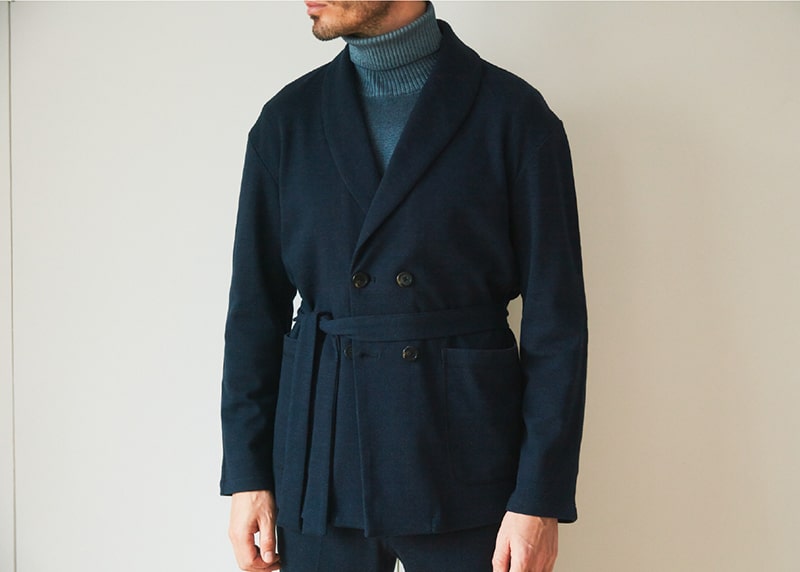 最大の特徴である共地ジャッコート。柔軟なアンコン仕立てで、前からは凛々しいセットイン、後ろからはリラックス感のあるラグランに見えるスプリットラグランを採用し、ジャケットに羽織っても単品でも着こなせます。またボタンを開けてもバランスがいい幅狭の4つボタンダブルやベルテッド仕様により、様々な表情で着こなせます。