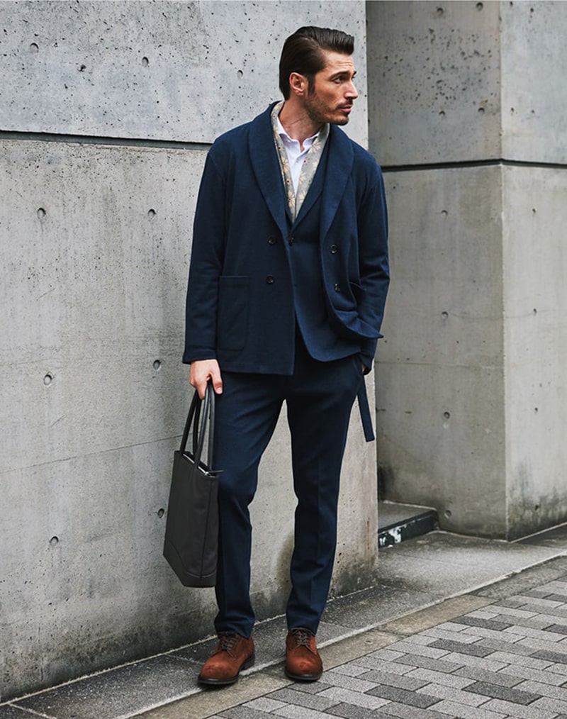 ジャケット＆パンツにジャッコートを羽織った3ピースでの着用は、統一感が醸すモダンさの中にショールカラーのリラックス感が漂ういまどきの雰囲気。オン・オフ双方で楽しめる着こなしです。