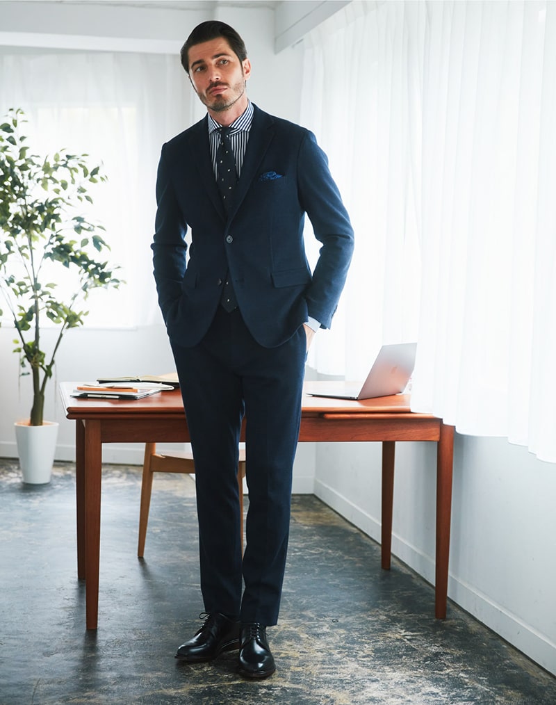 タイドアップすればどんなビジネスシーンでも通用する、上品なセットアップスーツに。柔軟な着心地のジャージー素材＆アンコン仕様ながら、凛々しく見えるのは巧みな仕立てのなせる技です。