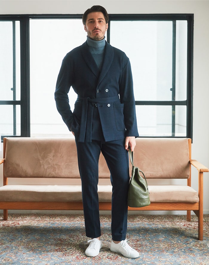 ジャケットをちょうどカバーする、絶妙なシルエットのジャッコートは、ジャケット代りに羽織ることも可能です。上下組み合わせれば都会的で寛いだ雰囲気のある、ひと味違うセットアップが装えます。