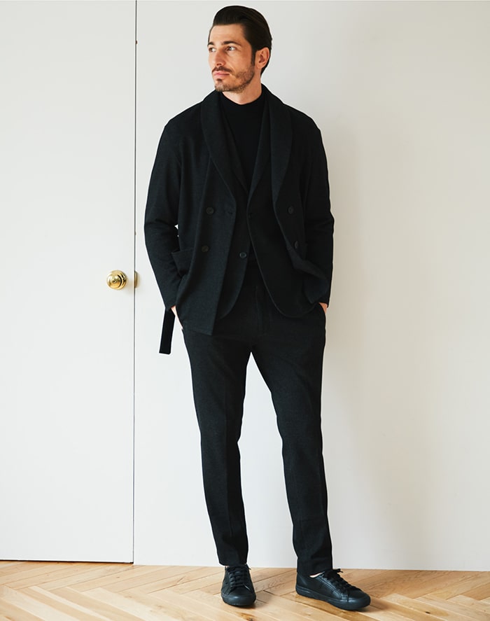 コットンベースのジャージー素材は、ベーシックなネイビーに加えブラックもラインナップ。ネイビーと同じく表情の豊かなメランジ調なのでモード風に振れず、大人らしくシックに装えます。