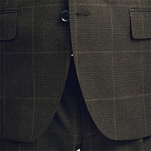 肩まわりが浮き立たず吸い付くことで、前合わせが開き、美しく収まるように。エレガントな落ち着きを感じさせます。