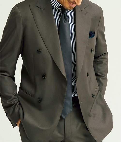 前合わせが浅めのため、ボタンを開けて着てもだらしなく見えません。抜け感のある現代的な着こなしが可能です。