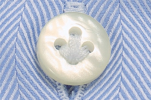 ボタン付けは着脱しやすい通称“鳥足掛け”