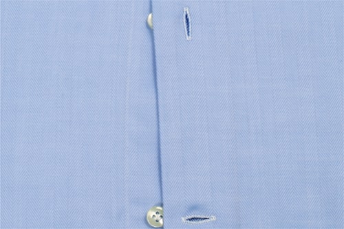 ウエスト部は可動域の広い横位置ボタンホールで窮屈感を軽減