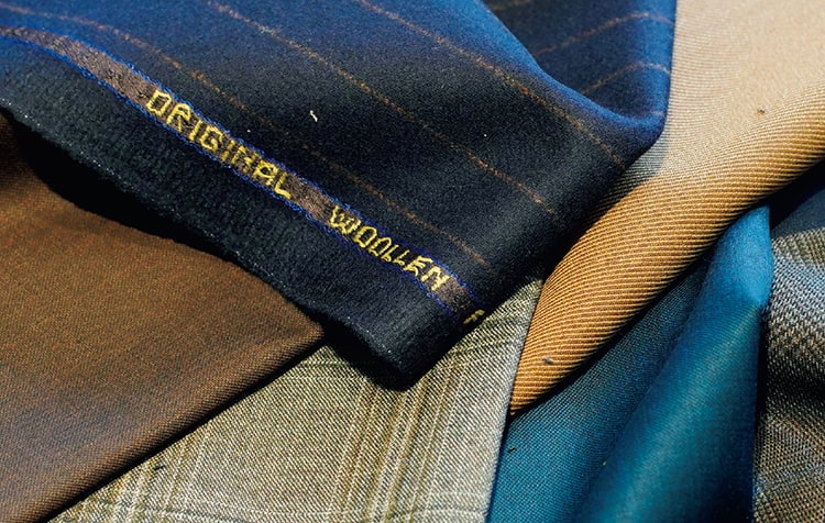 世界各国から厳選した多彩な生地を用意