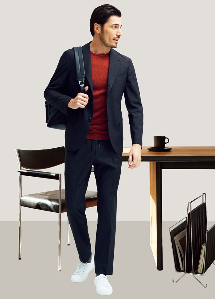 日本屈指の織物産地、泉州地区の工房にて生産したチャコールグレーのハイパーストレッチ素材で仕立てた、パッカブル仕様のセットアップ。モダール素材が混紡されているゆえ滑らかな肌ざわりであり、シワにもなりくいため付属バッグから取り出したら即着用できます。