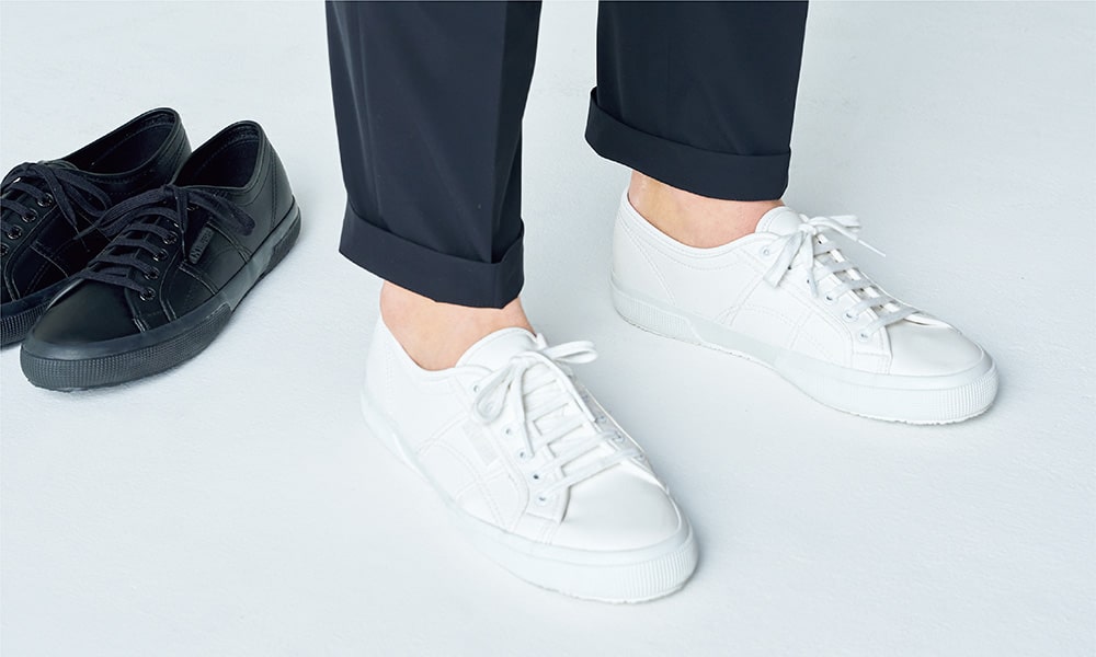 現代のビジネスカジュアルに必須、イタリアのスペルガ別注レザースニーカー。