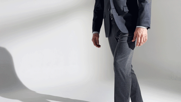 縦横両方向に伸びる2WAYストレッチや防シワ性を備える高機能セットアップ＋単品パンツのセット