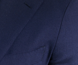 ウールライクな生地できちんと感をキープ