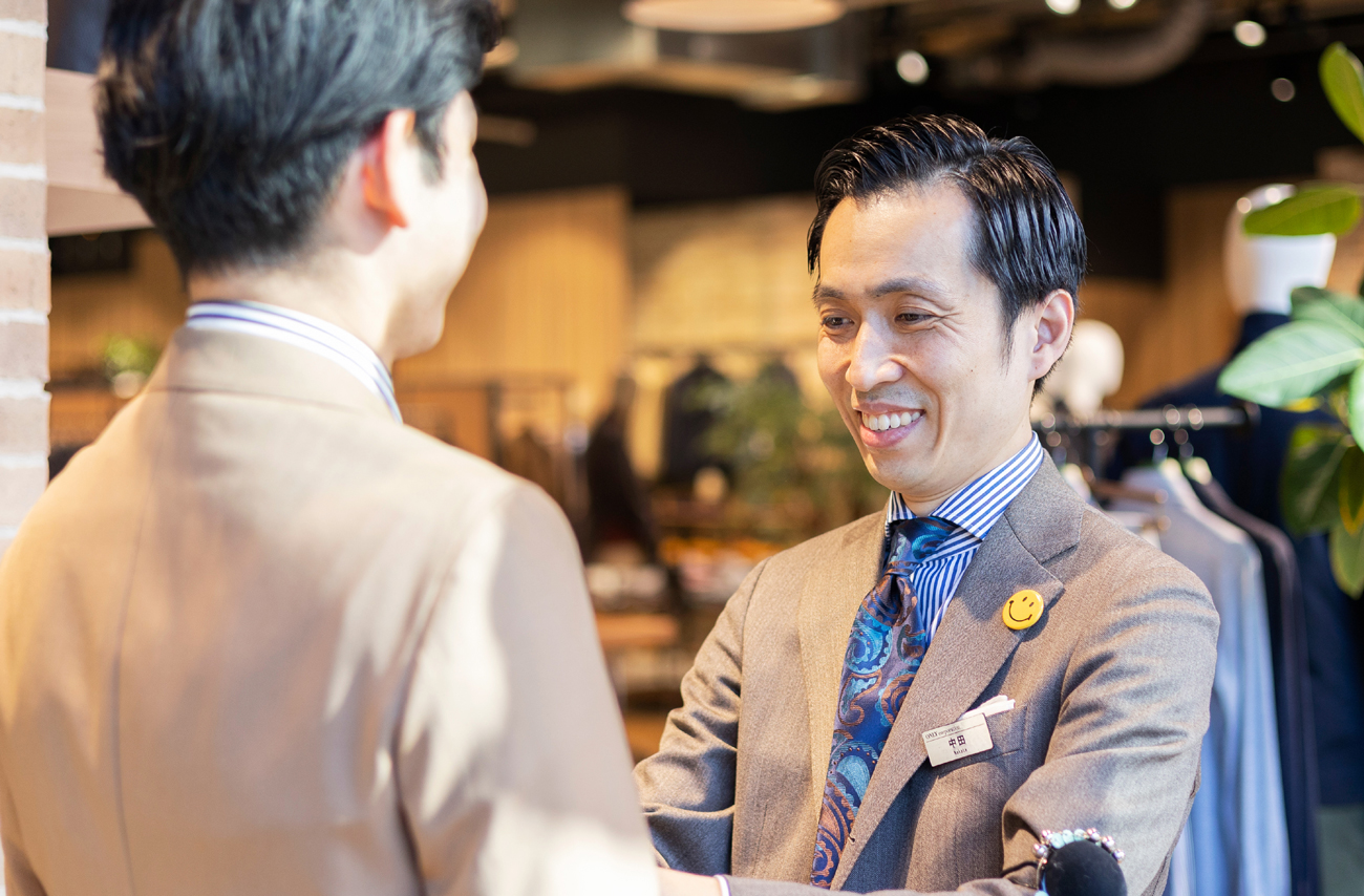 お客様へスーツをご提案するスタッフ