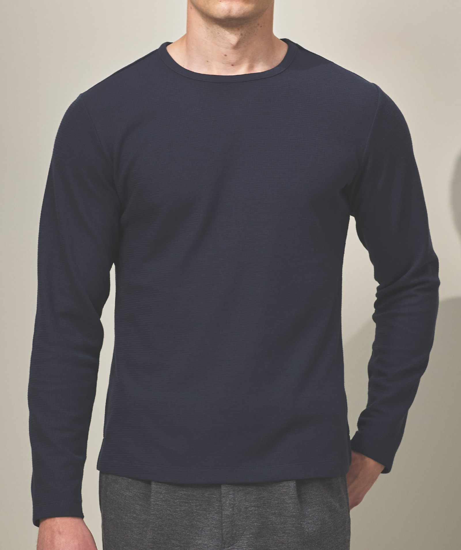 ネイビーのTailor’s T KNITを着用した男性