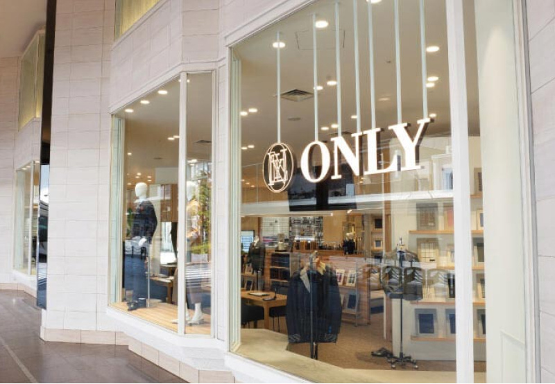 ガラスの入口にONLYロゴがある店舗外観
