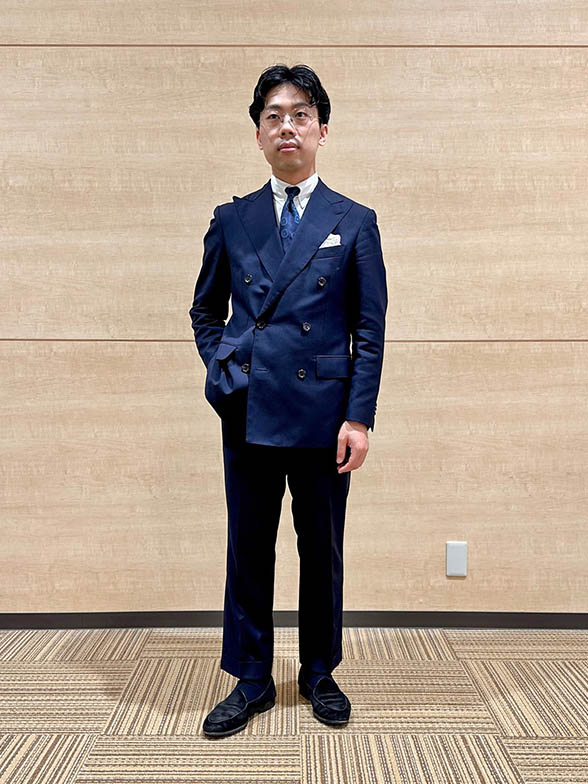 2タックパンツでクラシカルな装いに。