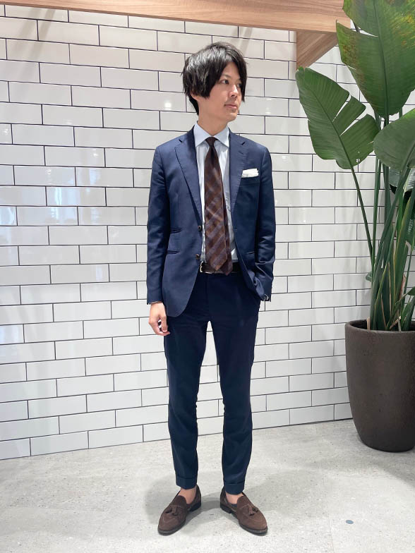 バーズアイ柄のブルースーツ。