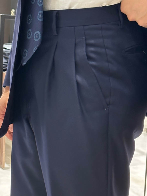 2タックパンツでクラシカルな装いに。