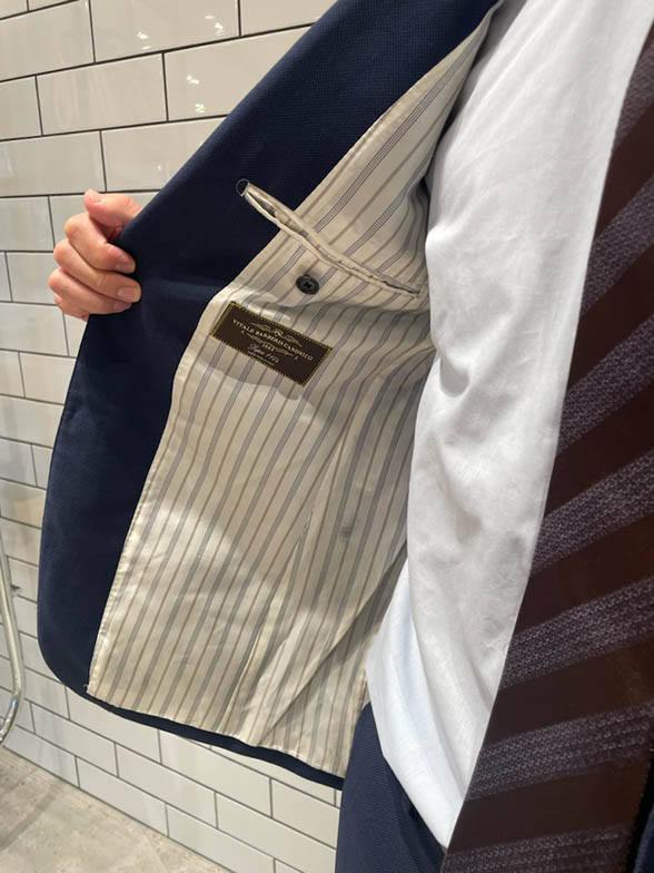 バーズアイ柄のブルースーツ。