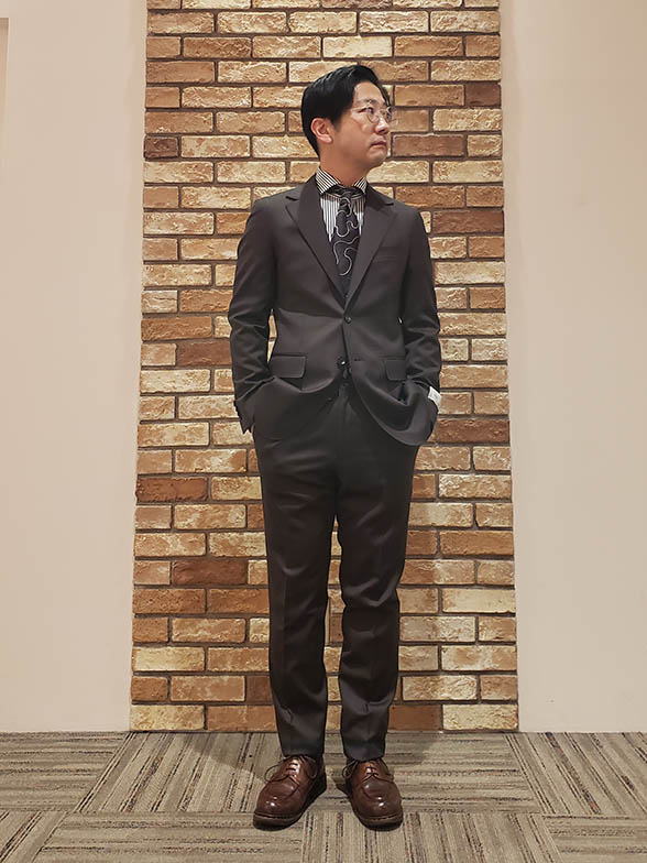 ネクタイの柄の曲線がポイント