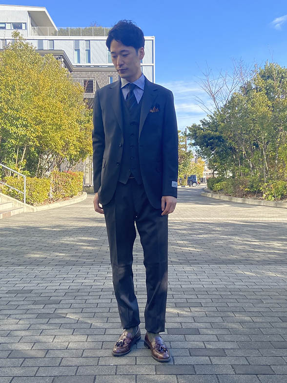 小物の色味をまとめ大人の余裕を演出