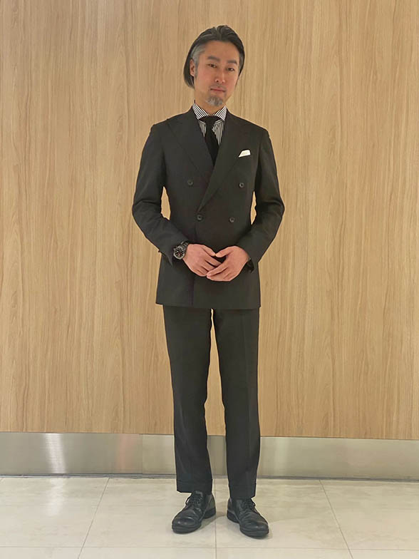 ダブルのスーツで普段と違う雰囲気を演出