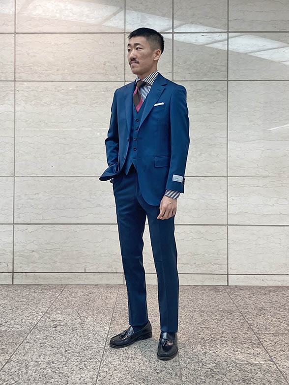 タイが映える色鮮やかなコーデ