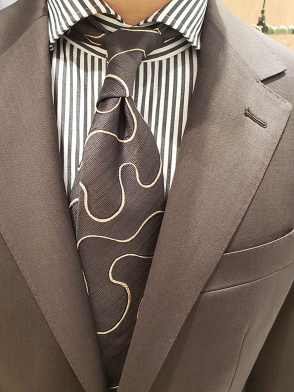 ネクタイの柄の曲線がポイント