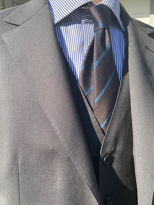 小物の色味をまとめ大人の余裕を演出