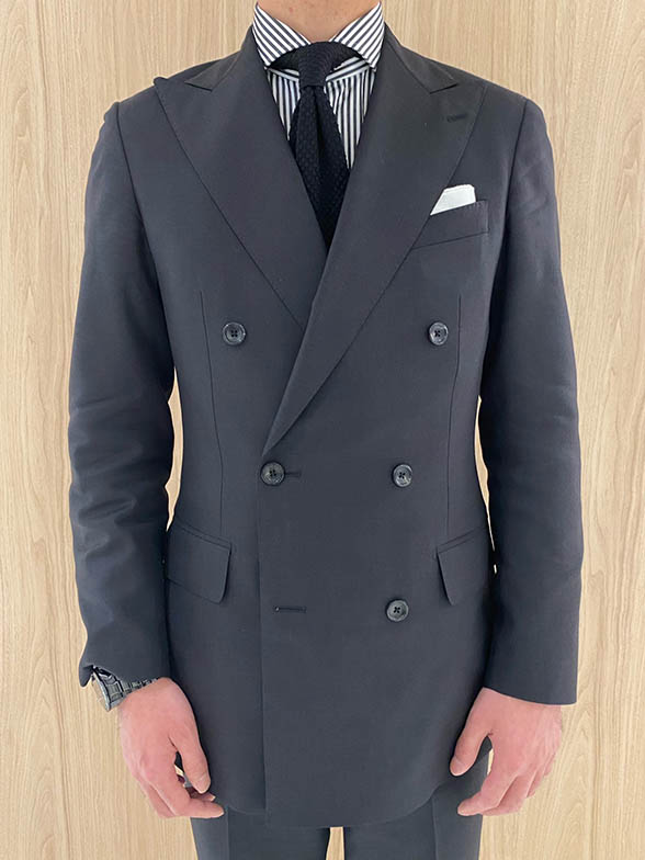 ダブルのスーツで普段と違う雰囲気を演出