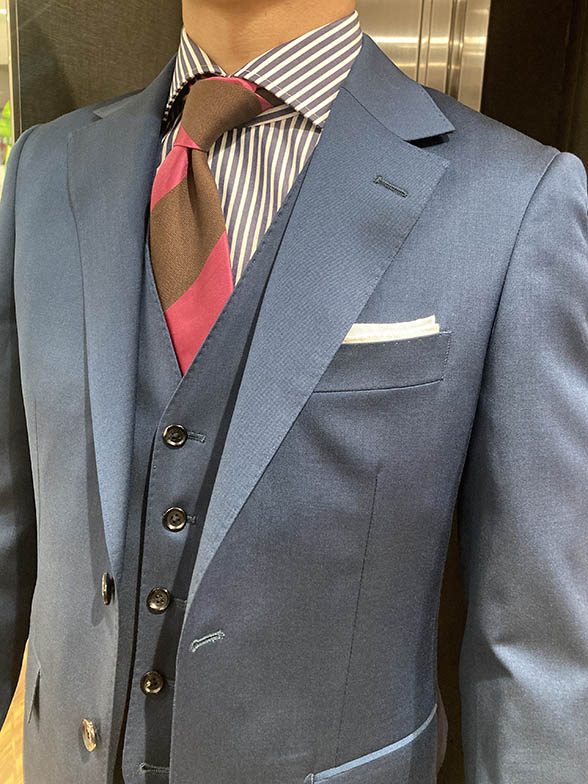 タイが映える色鮮やかなコーデ