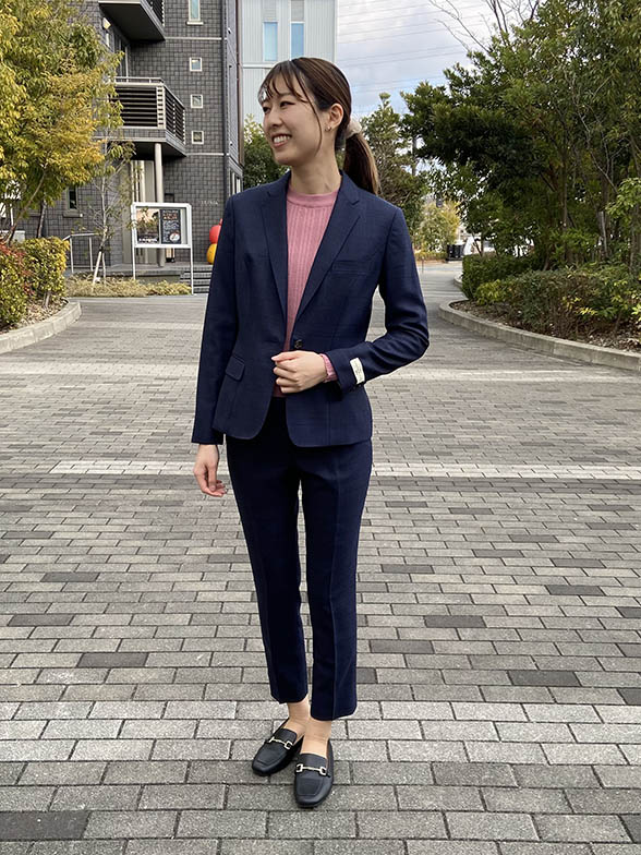 ピンクのニットで女性らしいコーデ