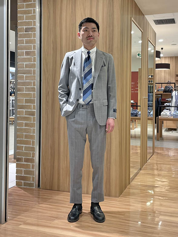 春らしいライトグレーの爽やかコーデ