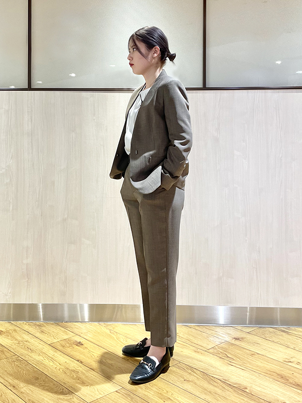 ベージュのノーカラースーツ