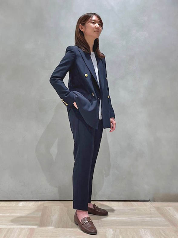 品格あるレディーススーツスタイル