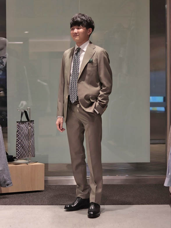 上品なベージュでこなれた雰囲気に