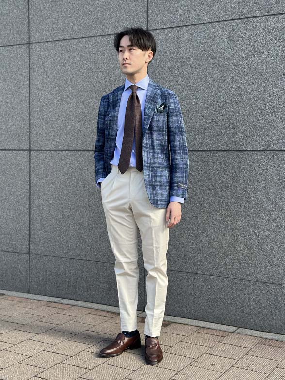 凹凸感のあるブルーチェックジャケット