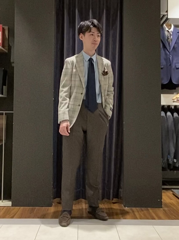 春の訪れを感じさせるコーデ