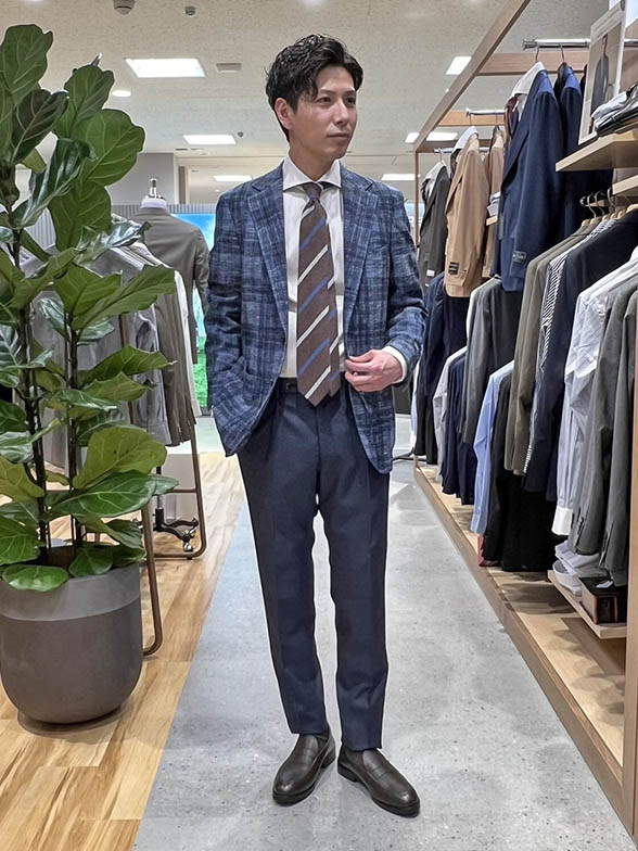 爽やかなブルーでこなれた印象に