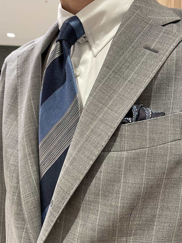 春らしいライトグレーの爽やかコーデ